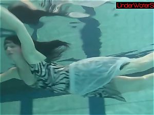 Blackhaired bombshell Irina underwater